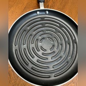 Farberware BRANDNEW-never used-(I have 2 exact) nonstick 10-12” round grill pan.